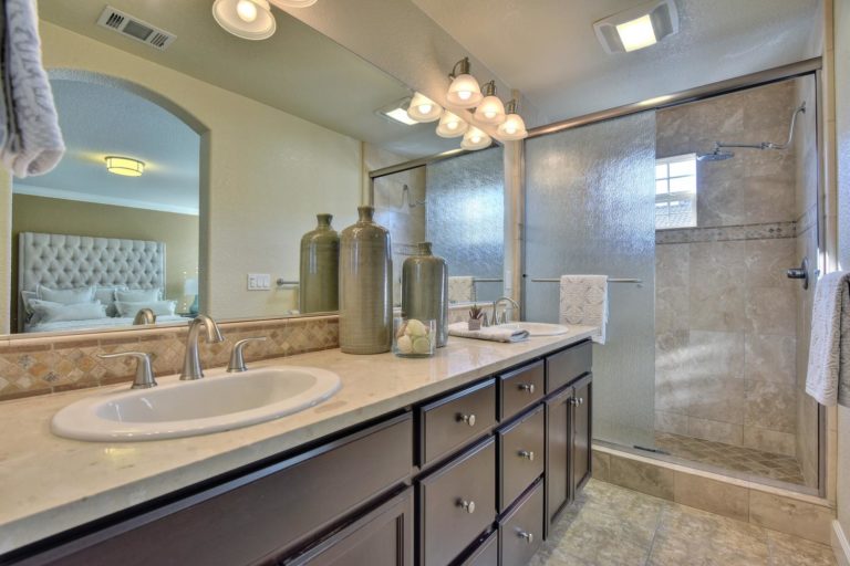 226 Hockney Avenue Mountain-large-016-6-Master Bathroom-1499x1000-72dpi