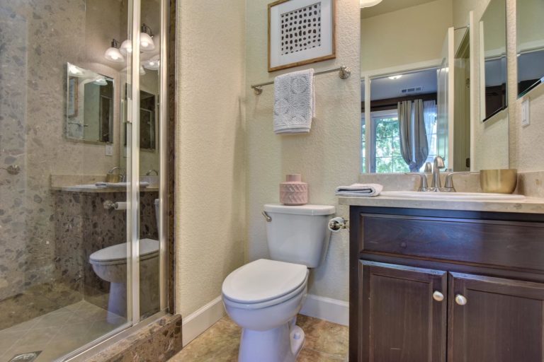 226 Hockney Avenue Mountain-large-020-20-Bathroom Two-1500x1000-72dpi