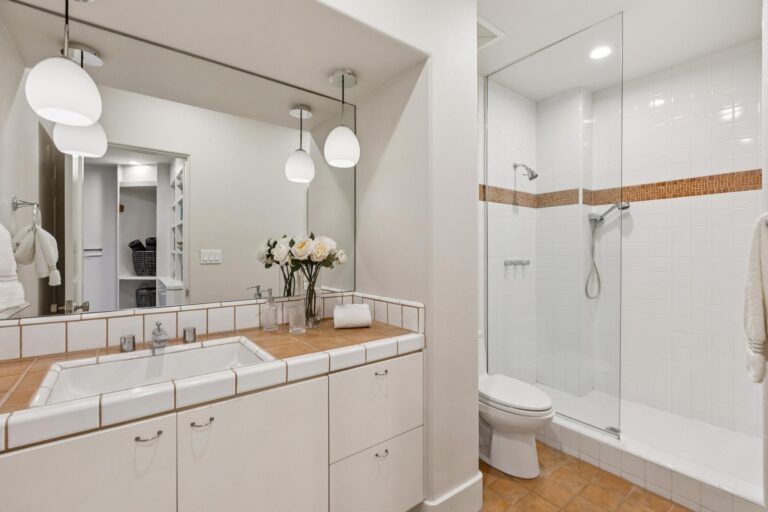 107-24292-elise-court.87479.pok.160